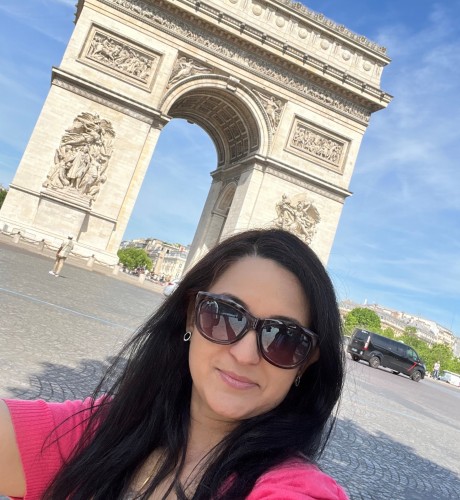 Radhika stops for a selfie in front of the Arc de Triomphe in Paris