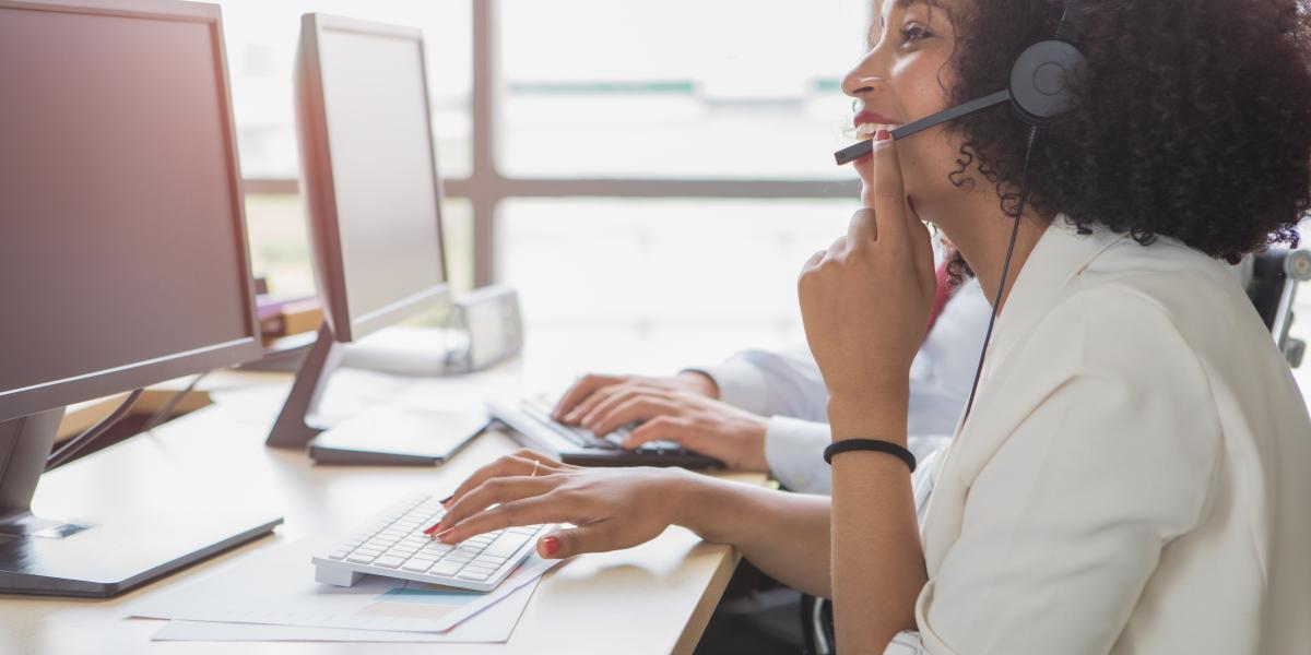 call center attendant helping customer